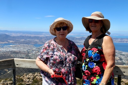 Barbara en Margareth op de top van Mount Wellington