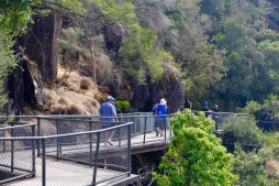 Karen en Jim wandelen door de Cataract Gorge
