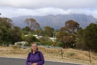 Margareth met Mount Roland op de achtergrond
