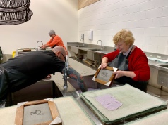 Karen en Barbara aan het papierscheppen in het papiermuseum in Burnie