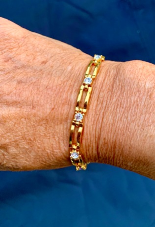 Margareth’s nieuwe armband, gekregen in Beaconsfield