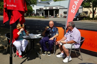 Barbara, Bill en Jim lunchen in ht zonnetje in Ross