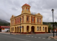 Oude postkantoor van Queenstown en van de weinige gebouwen in goede staat