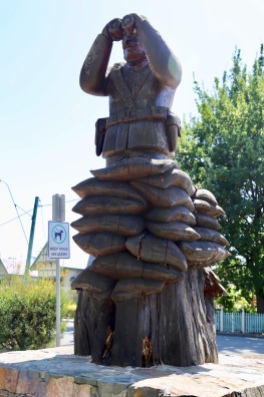 Sculptuur in Huonville uitgesneden uit een boomstronk