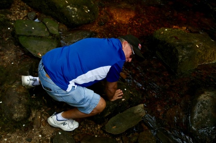 Jim checkt de temperatuur van het water van de Nelsons Falls, het was erg koud!