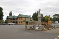 Oorlogsmonument en historisch hotel in Ross