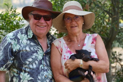 frans en Margareth met een 8 maanden oude Tasmaanse Duivel