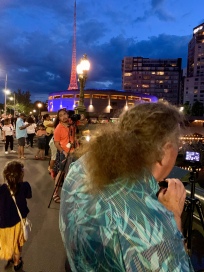 Een hele rij fotografen op de brug, Frans Voorop