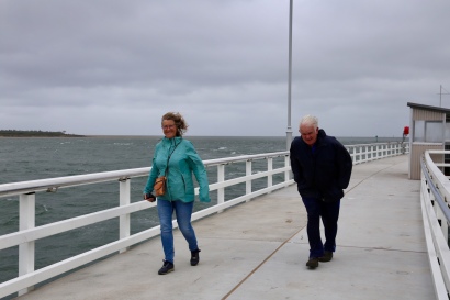 Margareth en Hans op de pier