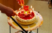 De taart met de verjaardagskaars