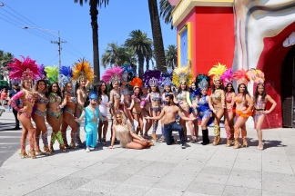 Zuid Amerikaanse dansers voor het Luna Park