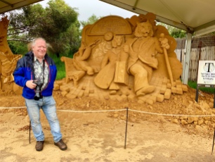 Frans bij het zandsculptuur van de tijgers