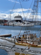Waterefront Hobart, een oud zeilschip met op de achtergrond een enorm cruisseschip