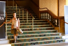 Margareth op de trap van het Palais Theatre