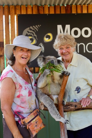 Anne en Margareth met koala Vincent