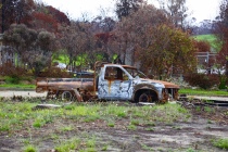 Uitgebrande auto voor een uitgebrande woning