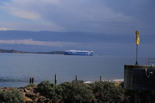 Grote boor komt de Port Phillip Bay binnen vanaf de Bass Strait