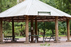 Picknick tafels in het park van de Maroondah Dam