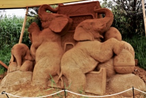 Zandsculptuur olifanten